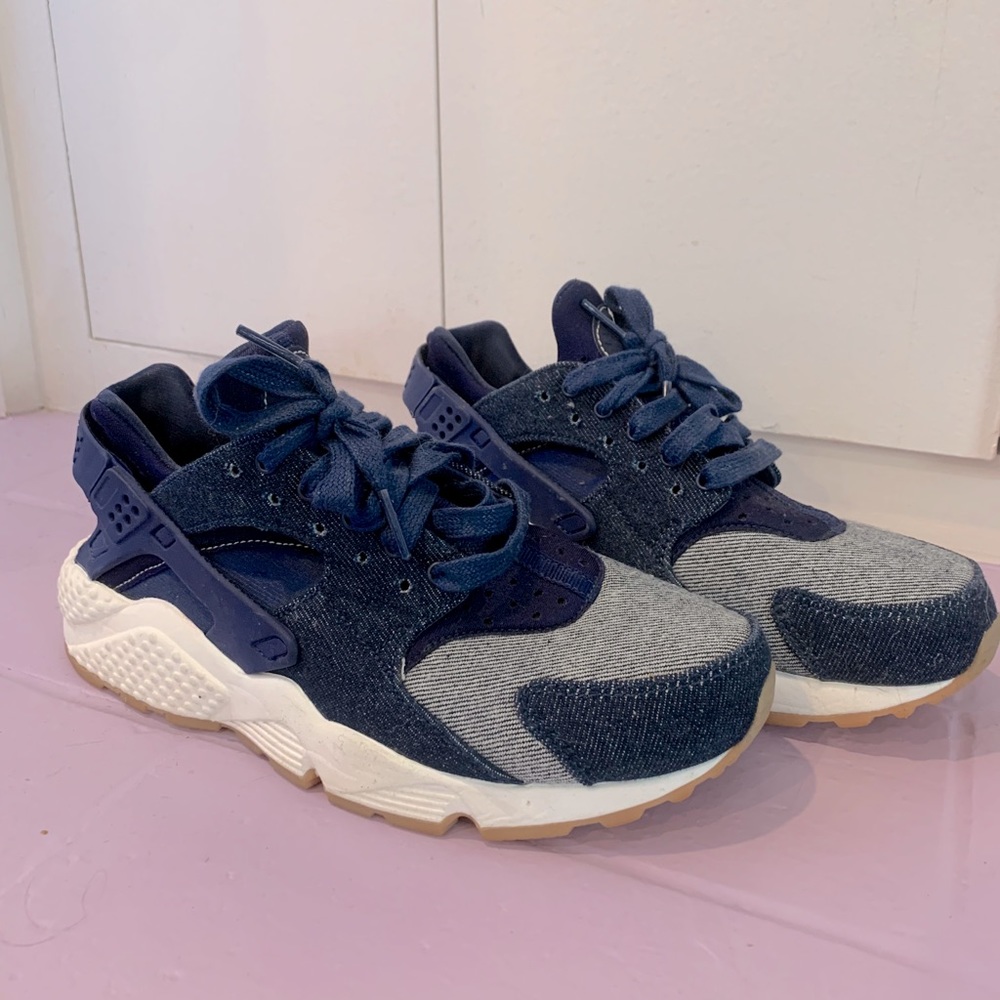 Nike tennis shoes size 7.5